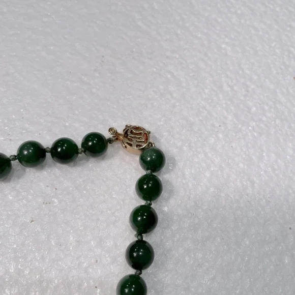 Jade Chocker Necklace With 14k Gold Clasp Lock - Picture 5 of 8